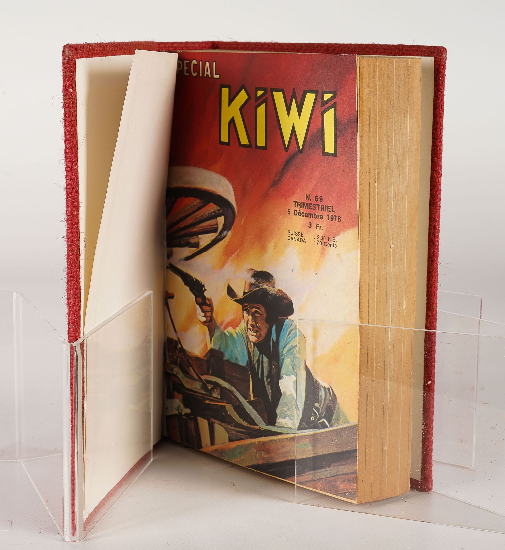 LUG SEMIC, ARCHIVES COMICS 两个装有KIWI特刊的LUG活页夹，编号69至76，红布，尺寸为H 18 x 13,5 cm