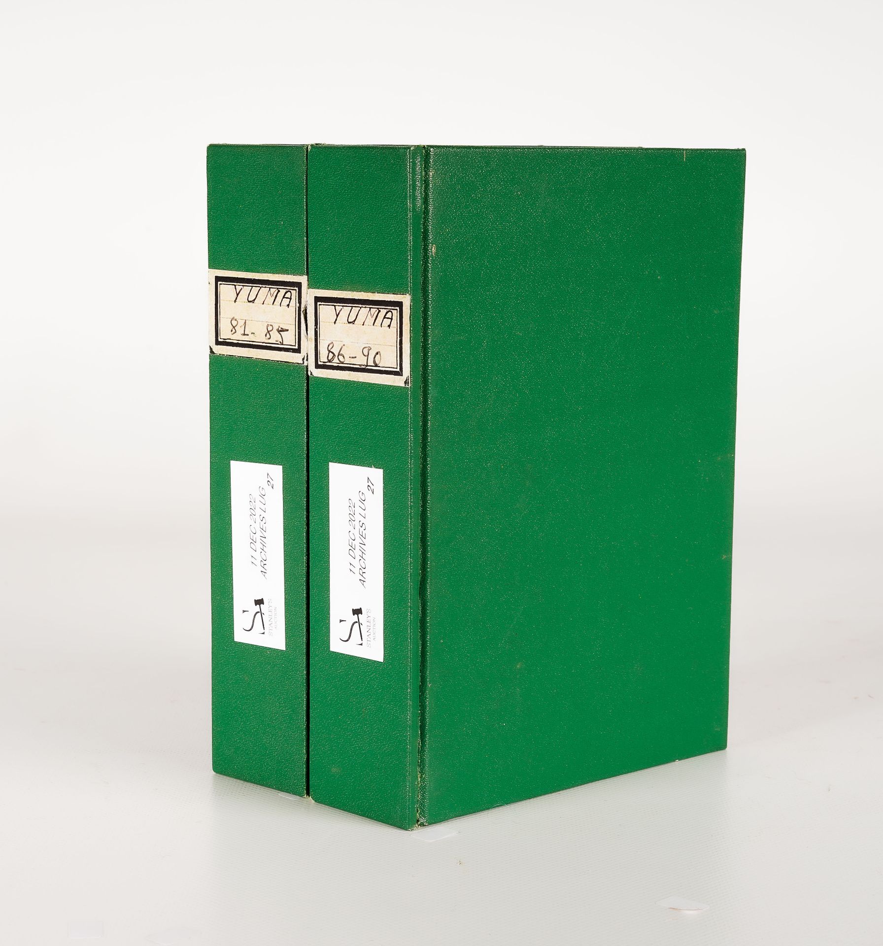 LUG SEMIC, ARCHIVES COMICS 两个LUG活页夹，上面写着YUMA第81至90号，绿色布，尺寸为H 18 x 13厘米，其中一个活页夹脱落&hellip;