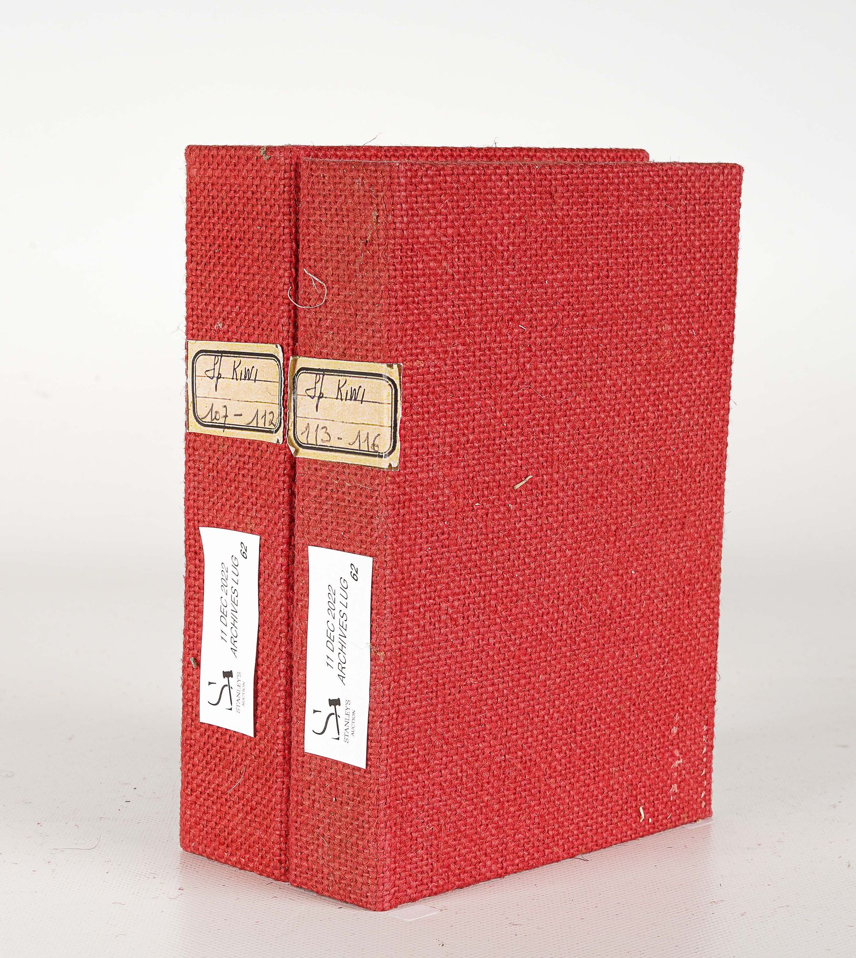 LUG SEMIC, ARCHIVES COMICS 两个装有KIWI特刊的LUG活页夹，编号107至116，红布，尺寸为H 18 x 13,5 cm