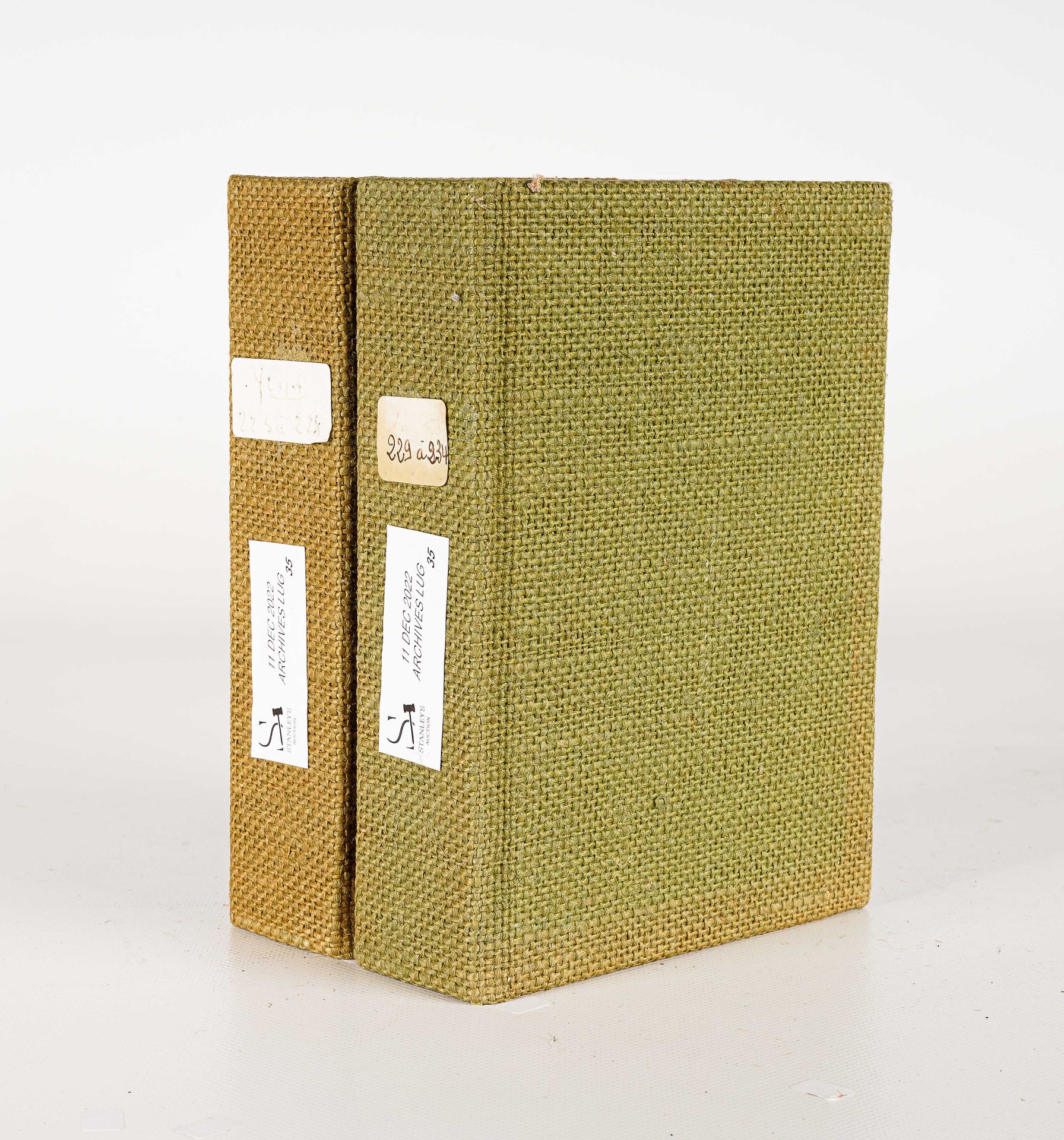 LUG SEMIC, ARCHIVES COMICS 两个LUG活页夹，上面有YUMA第223至234号，绿色布面，尺寸为H 18 x 13厘米