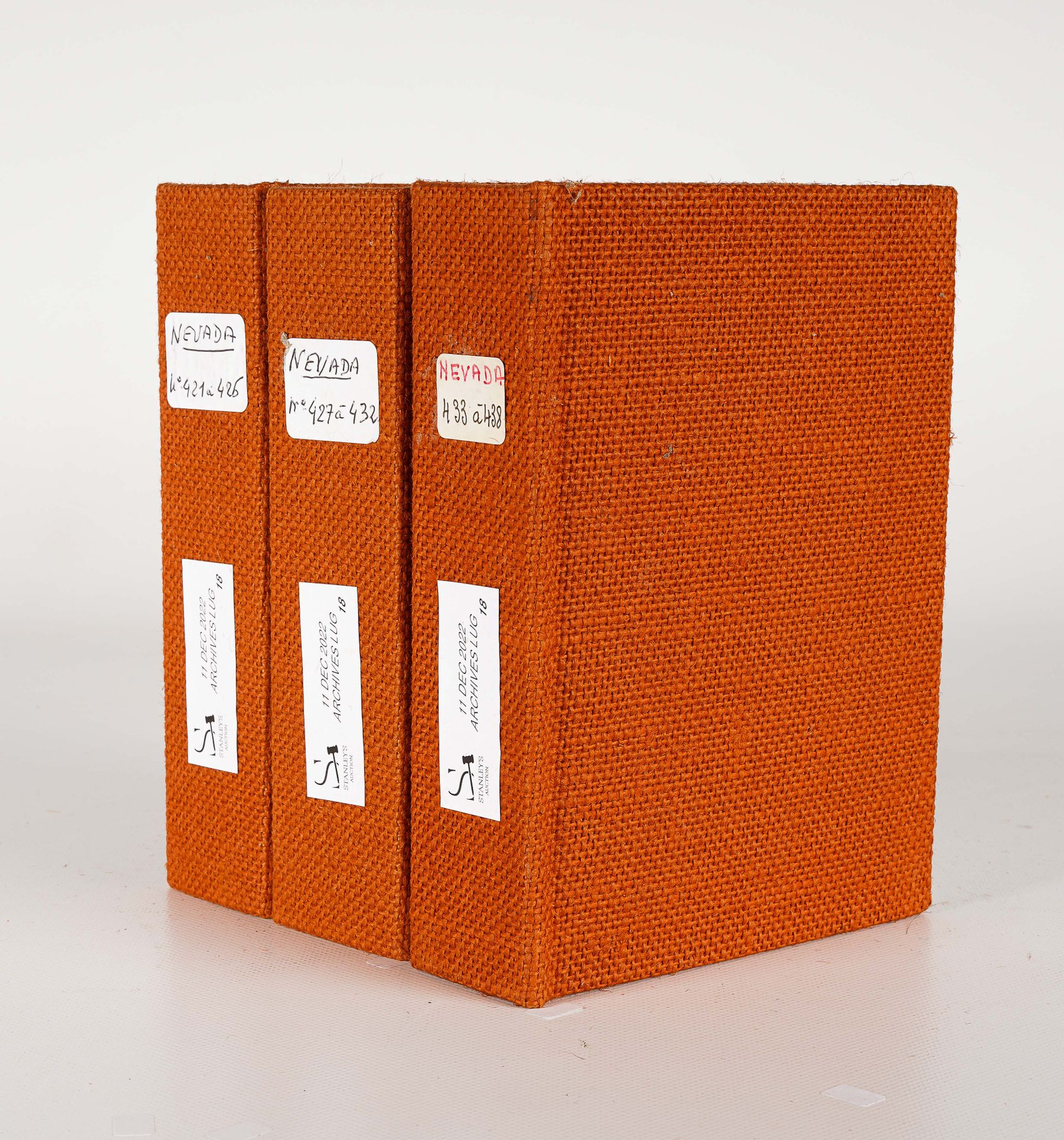 LUG SEMIC, ARCHIVES COMICS 三个带有NEVADA编号421至438的LUG活页夹，橙色布，尺寸为H 18 x 13厘米