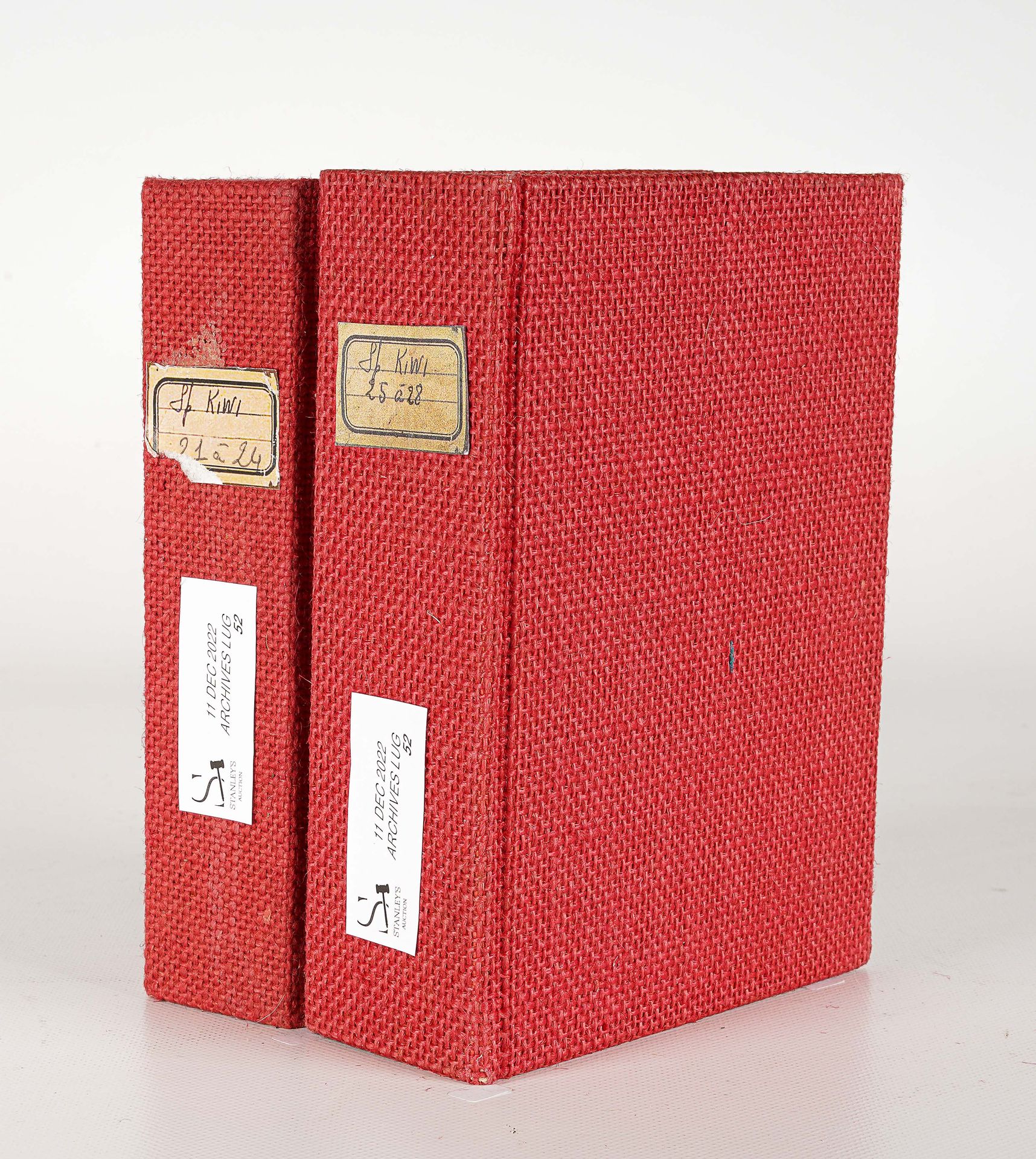 LUG SEMIC, ARCHIVES COMICS 两个装着KIWI特刊第21至28号的LUG活页夹，红布，尺寸为H 18 x 13,5 cm