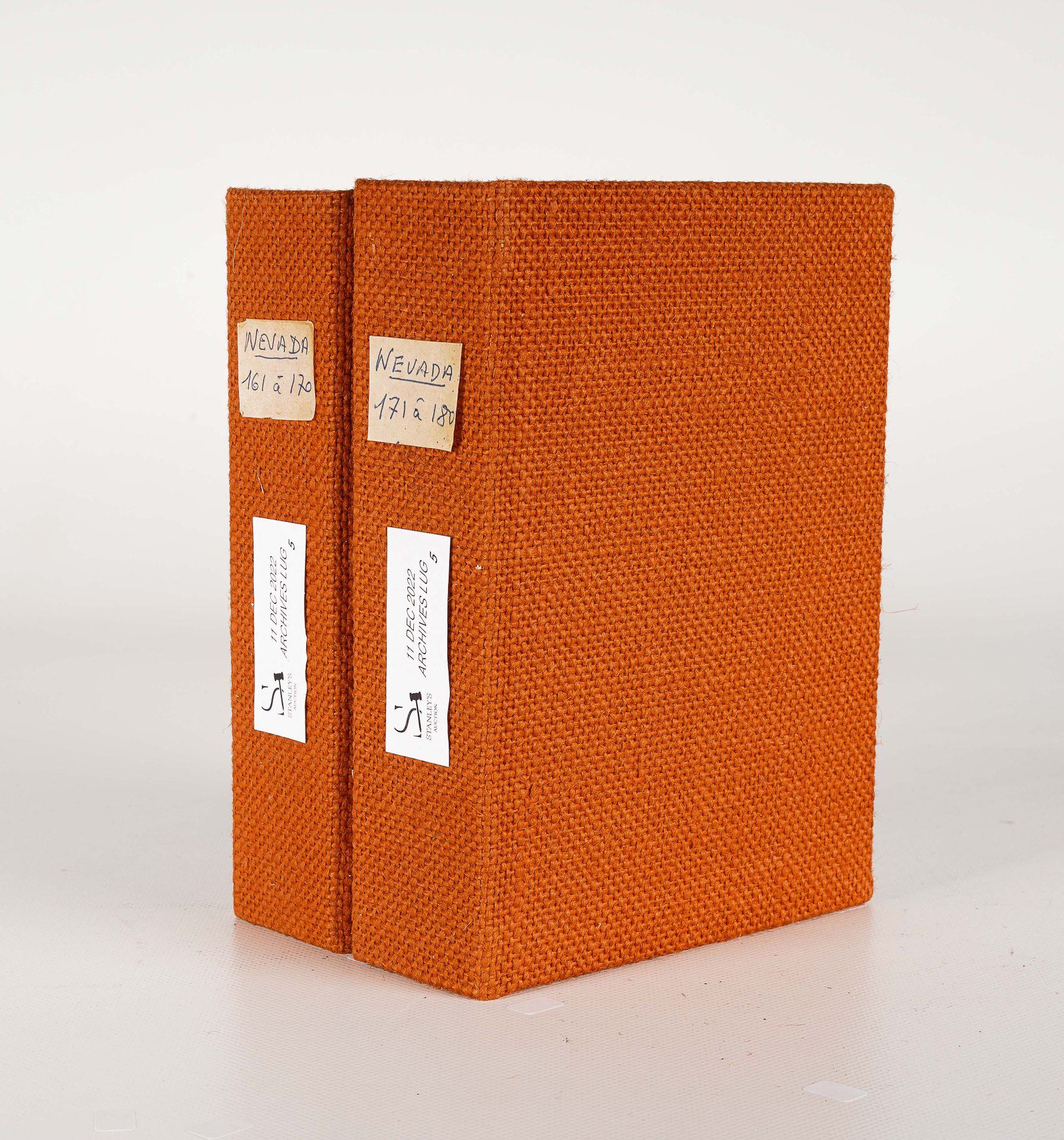 LUG SEMIC, ARCHIVES COMICS 两个LUG活页夹，内有NEVADA第161至170号和171至180号，橙色布，尺寸为H 18 x 13厘&hellip;