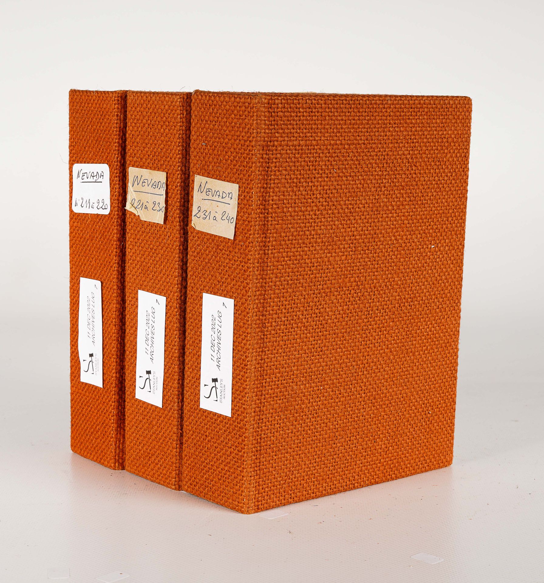 LUG SEMIC, ARCHIVES COMICS 三个LUG活页夹，包括NEVADA第211至240号，橙色布，尺寸H 18 x 13厘米
