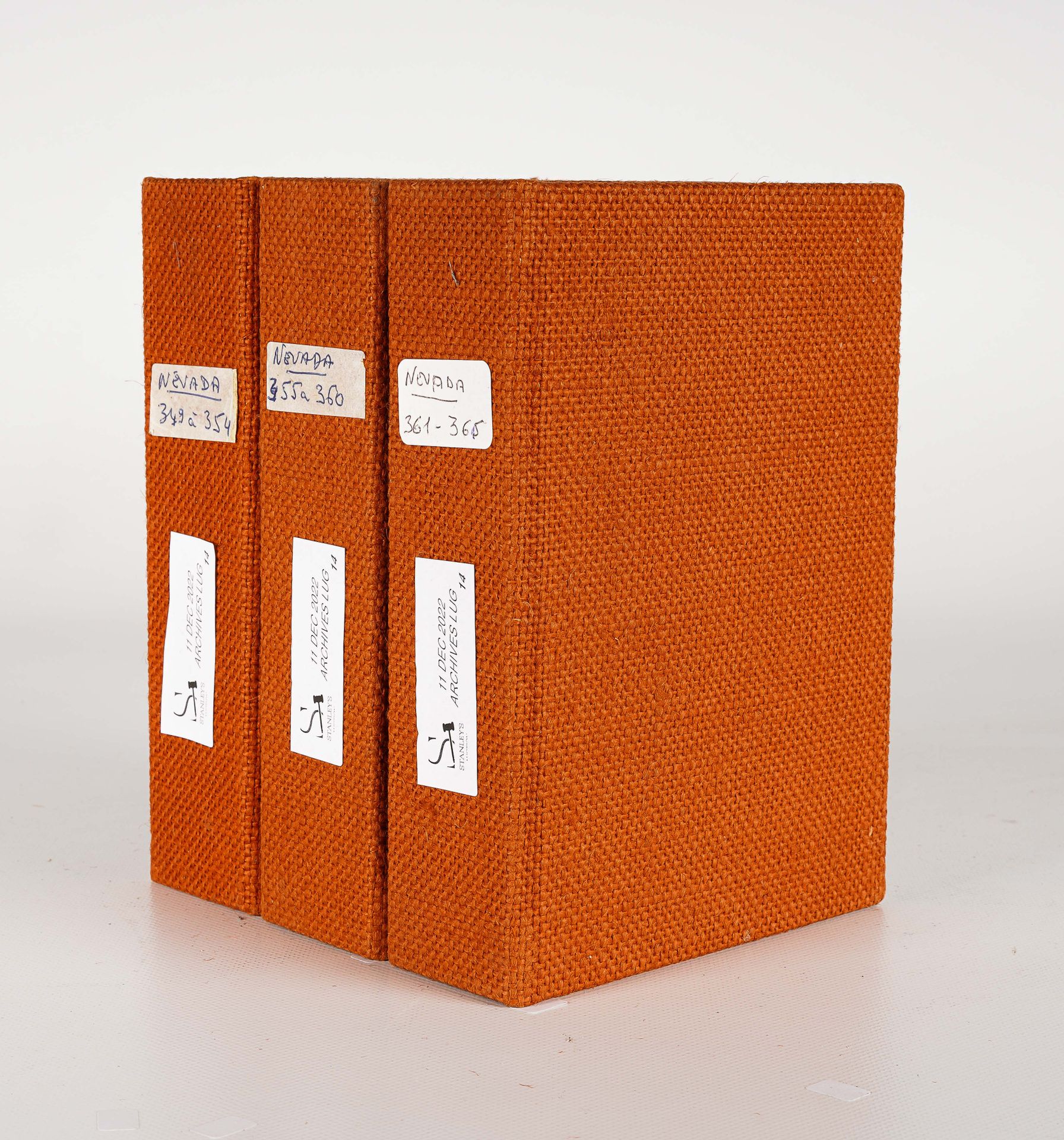 LUG SEMIC, ARCHIVES COMICS 三个LUG活页夹，有NEVADA第349至366号，橙色布，尺寸为H 18 x 13厘米