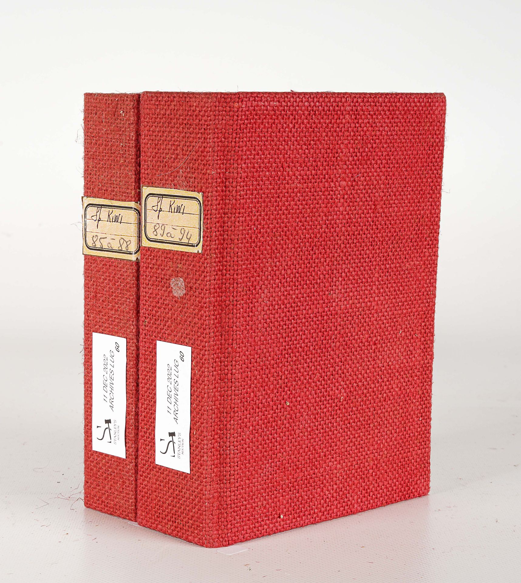LUG SEMIC, ARCHIVES COMICS 两个装有KIWI特刊85至94号的LUG活页夹，红布，尺寸为H 18 x 13,5 cm