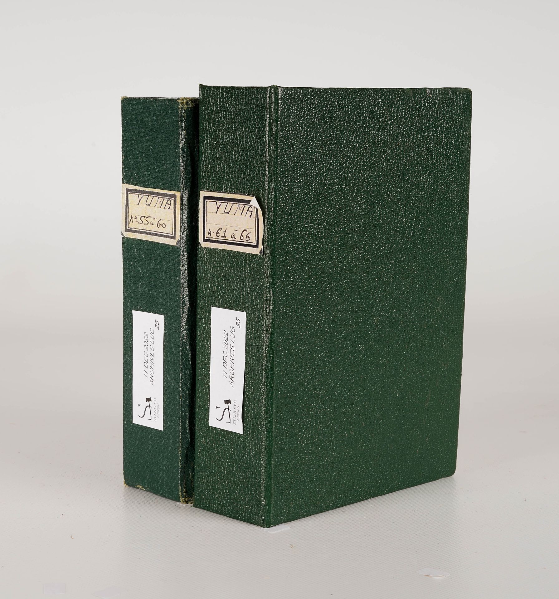 LUG SEMIC, ARCHIVES COMICS 两个LUG活页夹，上面有YUMA第55至66号，绿色布，尺寸为H 18 x 13厘米
