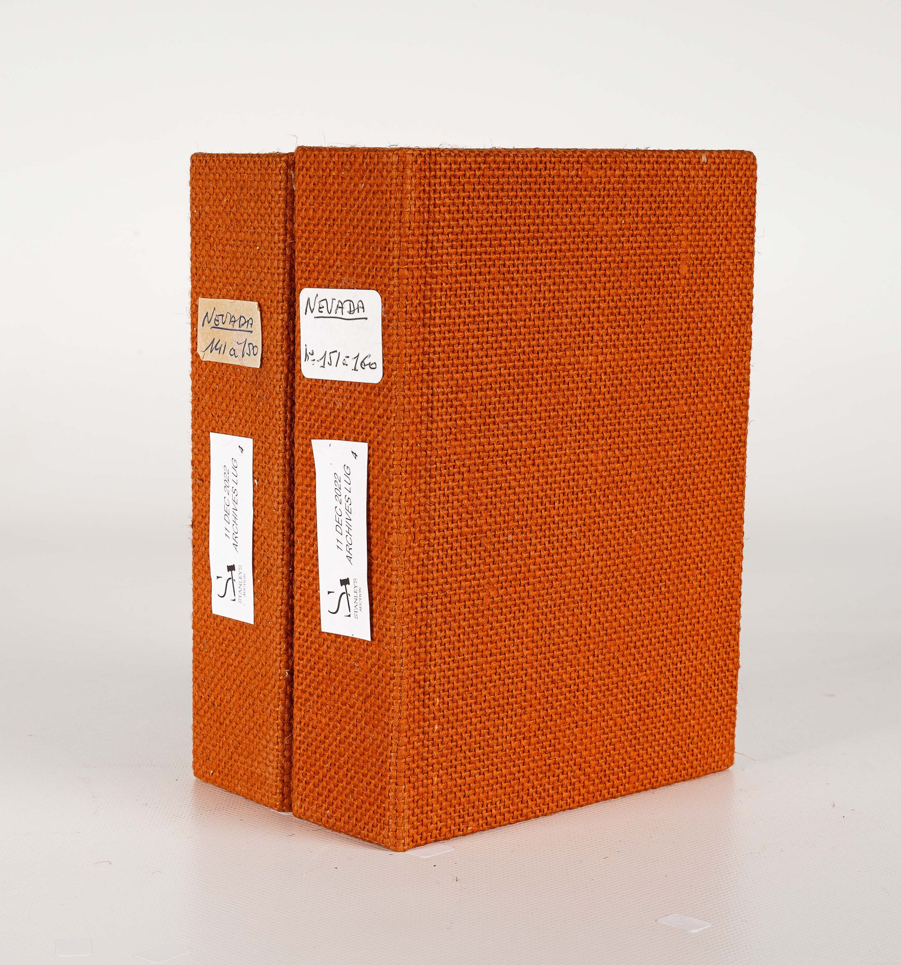 LUG SEMIC, ARCHIVES COMICS 两个LUG活页夹，内有NEVADA第141至160号，橙色布，尺寸H 18 x 13厘米