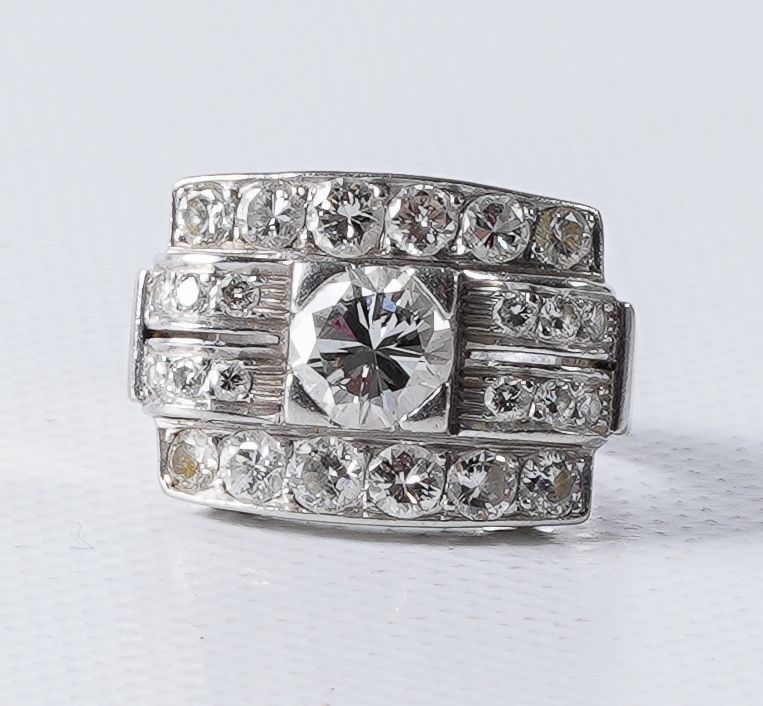 Bague en or et diamants 装饰艺术风格的白金戒指，镶有一颗中央钻石和14颗宝石，毛重+/- 10克。尺寸为+/-52/53。