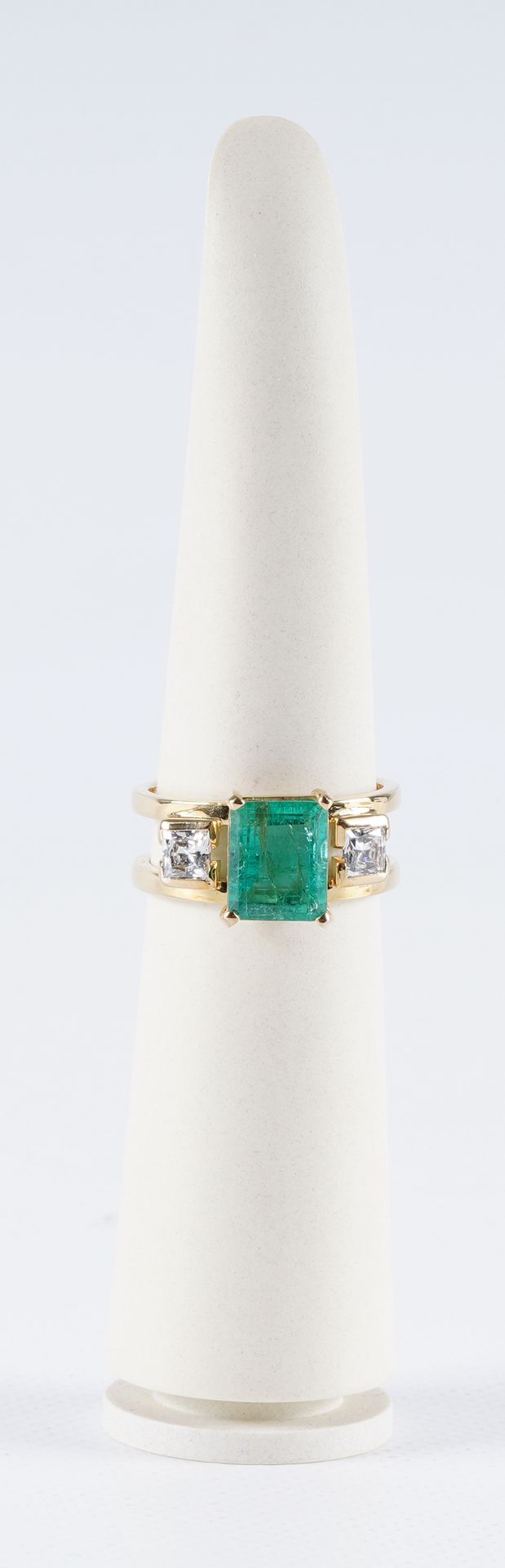 Bague en or 18ct sertie d'une émeraude et diamants 18K金戒指，镶嵌可能是哥伦比亚祖母绿（3.5克拉）和公主&hellip;