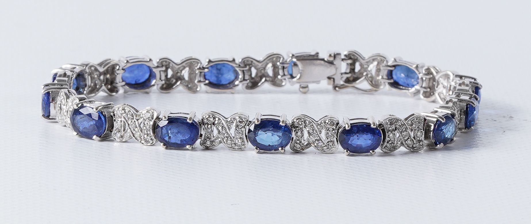 Bracelet 白金手镯，蓝宝石（+/-13ct）和光彩石（+/-2.00ct），证书为Sint-Desbald拍卖行。