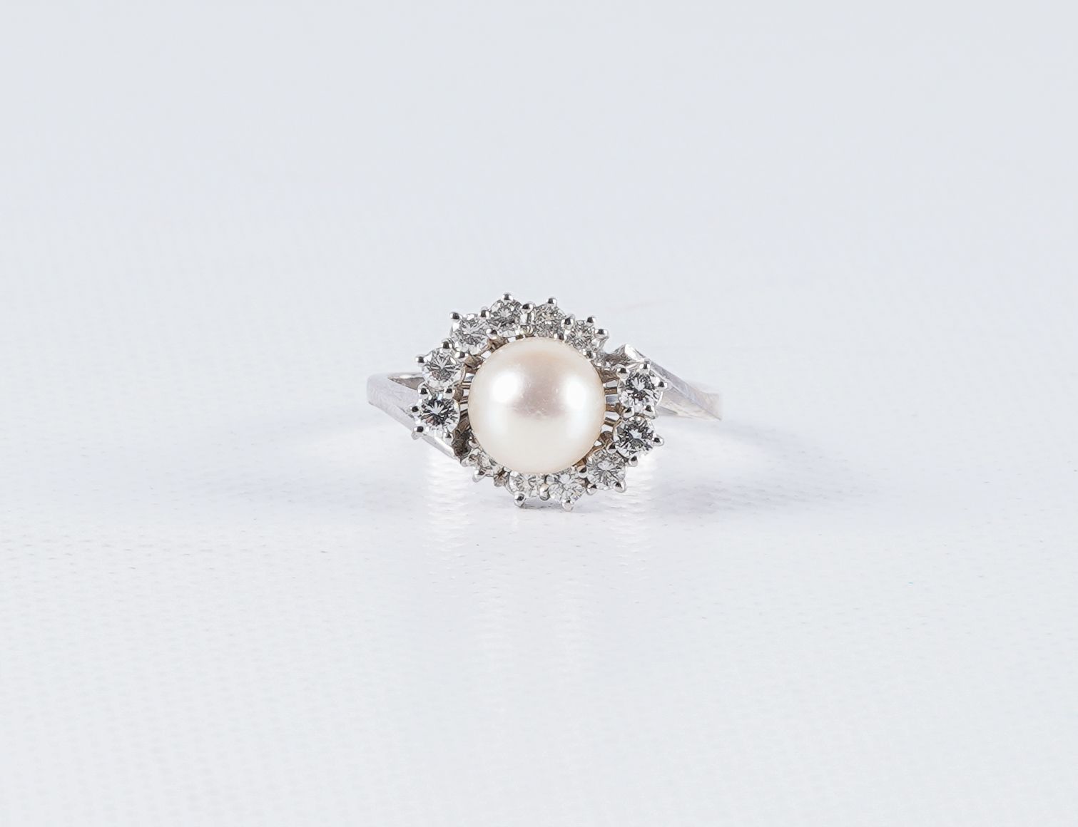 Bague en or 18ct sertie d'une perle d'Akoya et de 12 diamants 18K金戒指，镶嵌Akoya珍珠和1&hellip;