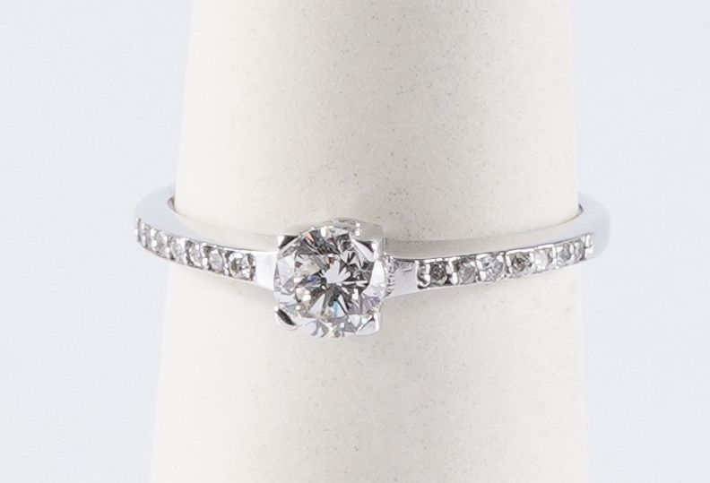 Bague solitaire en or blanc 18ct sertie de diamants 18K白金单颗钻石戒指，中间一颗：0.35克拉，其他：0&hellip;