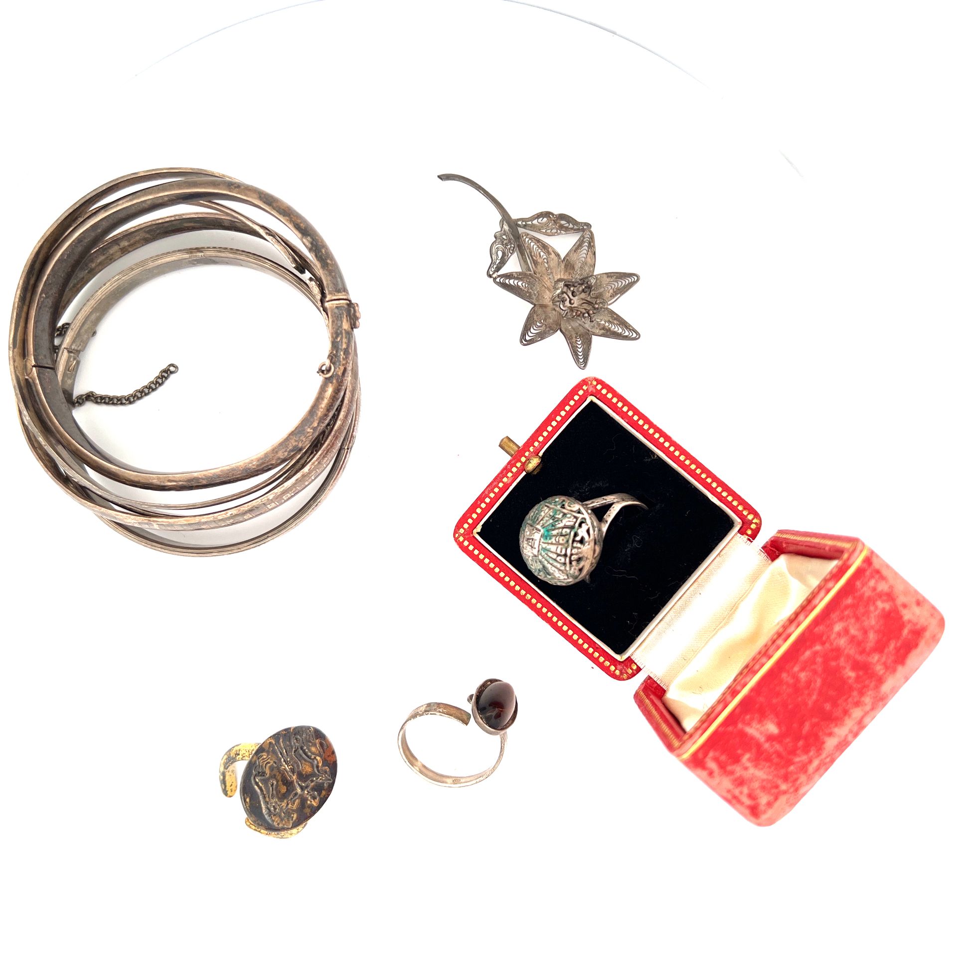 Lot de bijoux Conjunto de joyas variadas que incluye pulseras, anillos, ...