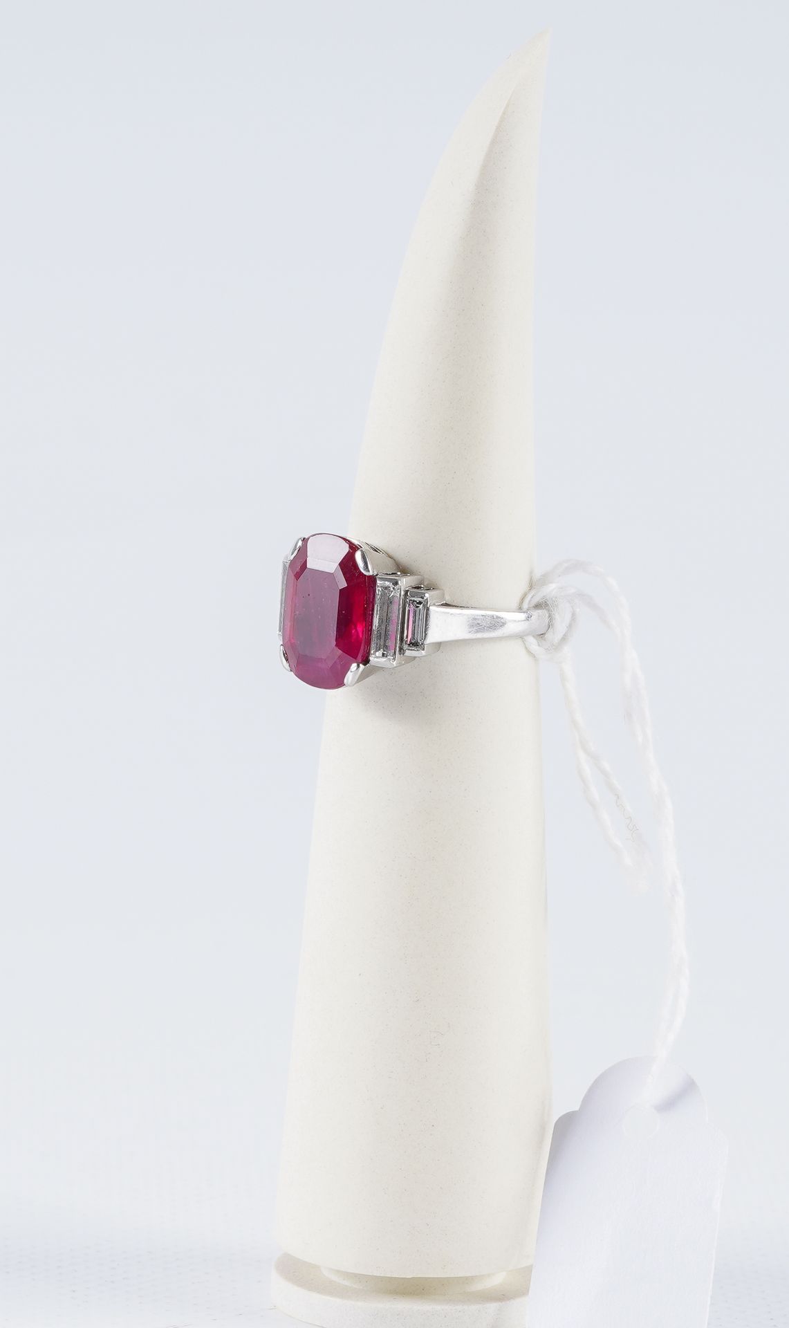 Bague en platine, rubis et diamants 铂金戒指，镶嵌一颗红宝石和4颗长方形钻石。毛重：6.50克。