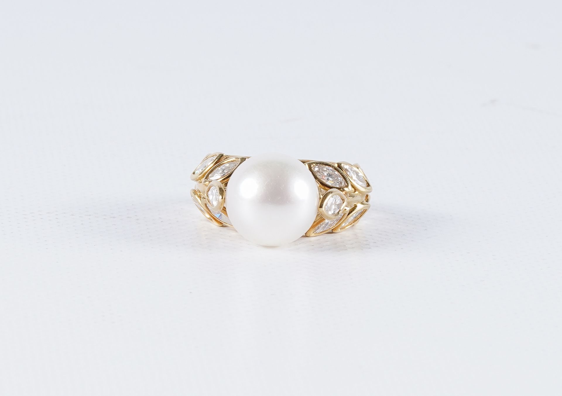 Bague en or, perle et diamants 18K金戒指，镶嵌12颗钻石和一颗珍珠，无印记。