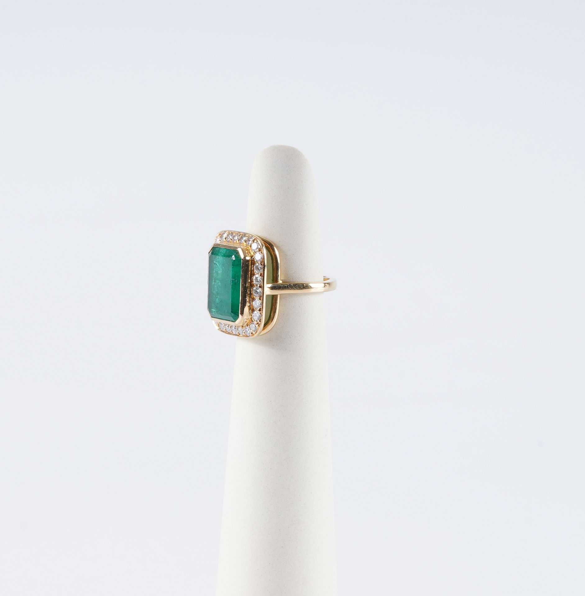 Bague en or et émeraude 18K金戒指，绿宝石（可能是哥伦比亚的）4.50克拉，钻石+- 0.65克拉，尺寸46（不包括桥+- 50）。