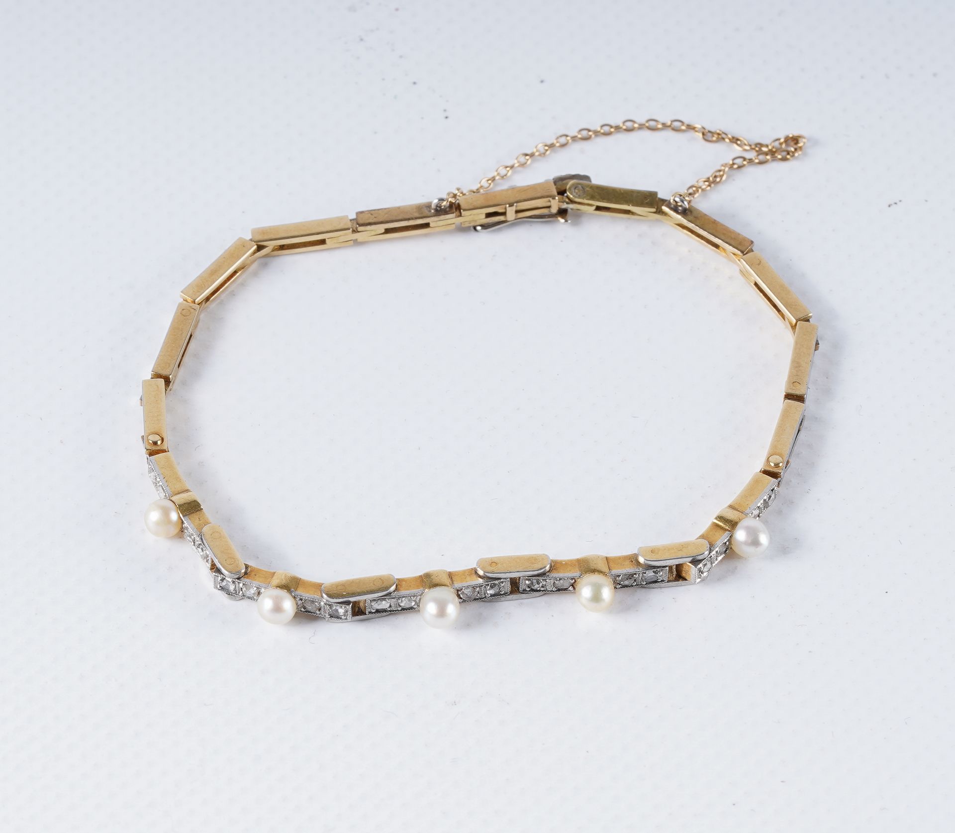 Bracelet Bracelet art déco articulé en or 18 ct, serti de 5 perles et 20 brillan&hellip;