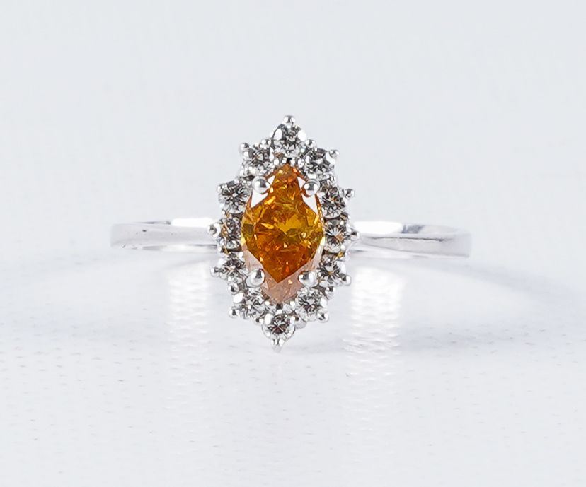 Bague, pierre jaune et brillants Gold ring set with a yellow stone and diamonds,&hellip;