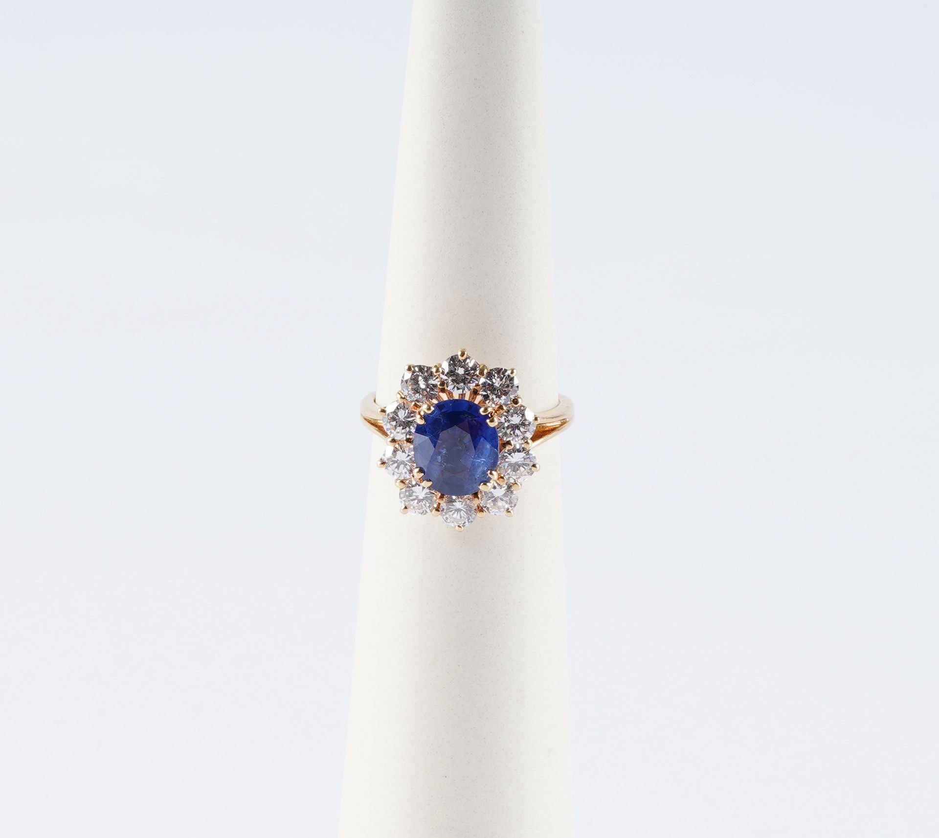 Bague en or 18ct sertie d'un saphir et diamants 18K金戒指，镶嵌可能是缅甸的皇家蓝宝石（3.00ct）和2.0&hellip;