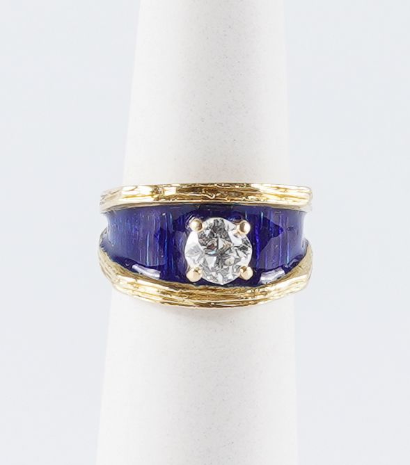 Tabbah 1862 18K黄金戒指，镶有一颗I K色、约0.70克拉的老式矿山切割钻石（钻石尺寸：+- 5.60x5.34x3.80毫米），蓝底精雕的蓝色珐&hellip;
