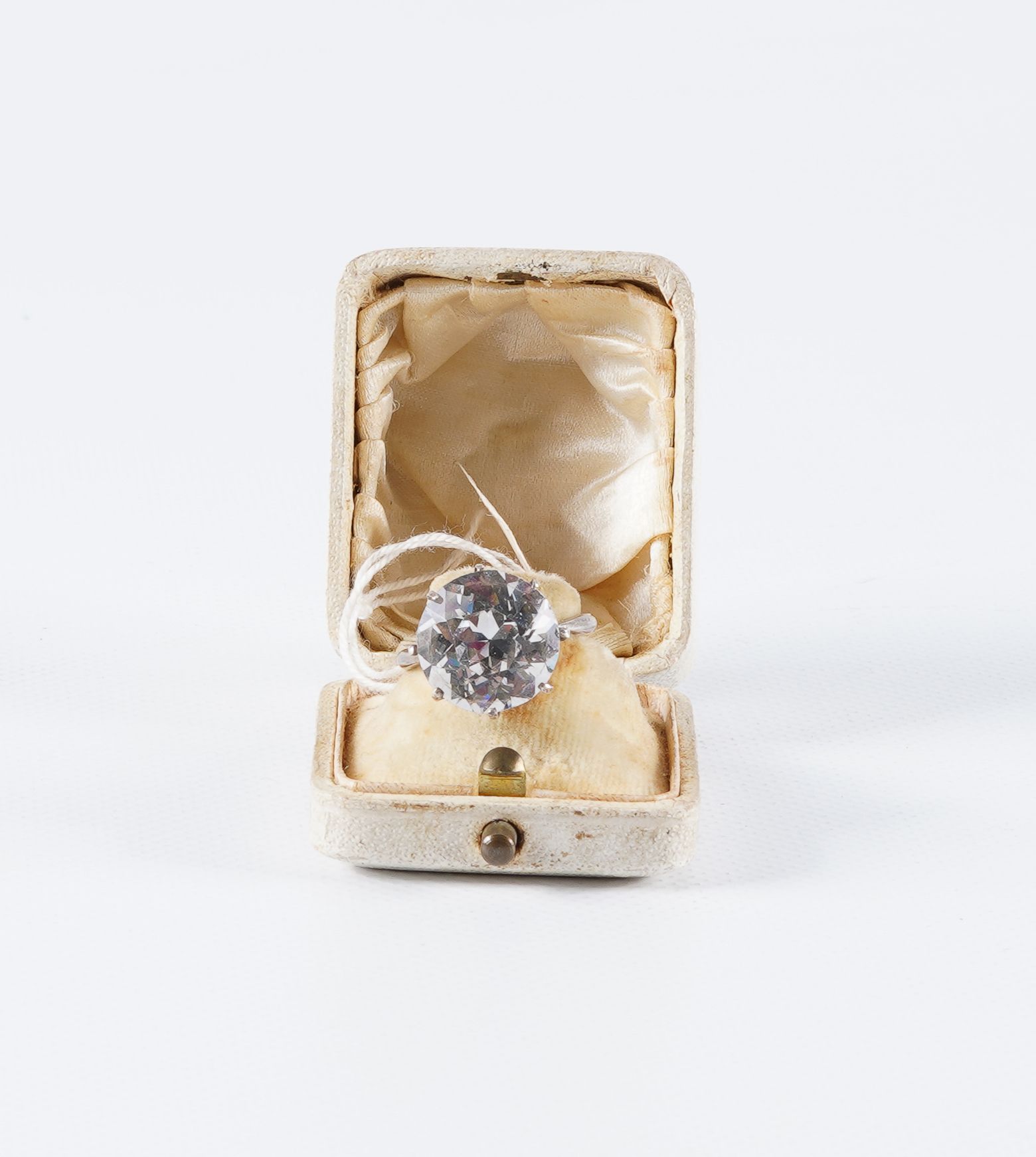 Bague Ring set with a stone. Case. Size 51. 4.04g gross