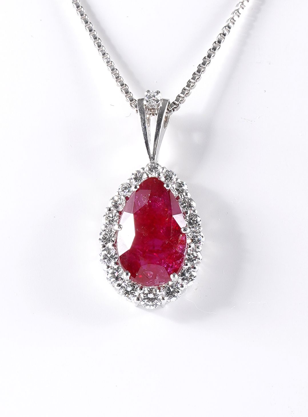 Collier Pendant in platinum, rubies and diamonds.