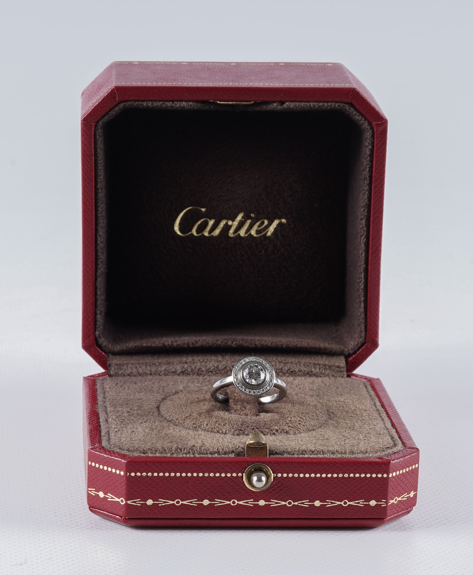 CARTIER - Bague en platine et diamants 铂金和钻石戒指。GIA中央钻石证书，卡地亚证书和2015年发票，尺寸48。CART&hellip;