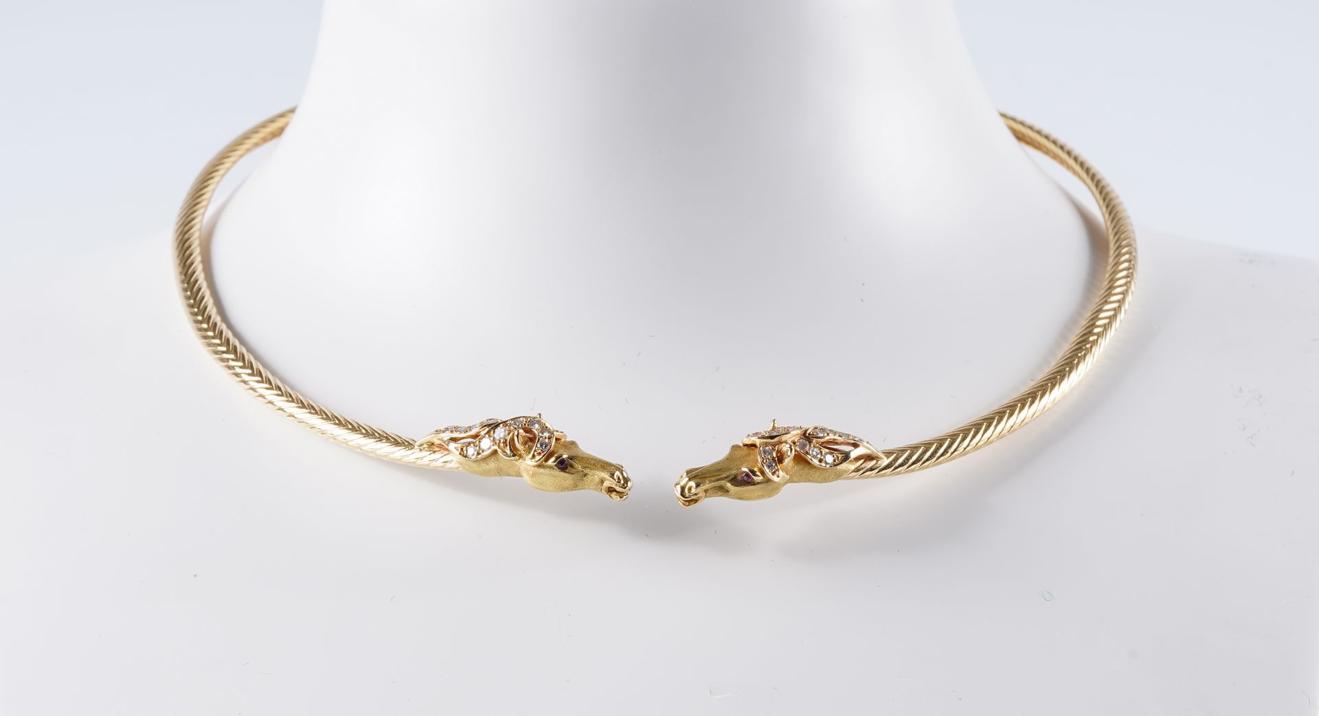 Collier 18K黄金项链，有2个马头，红色宝石和钻石，毛重+/-28克。
