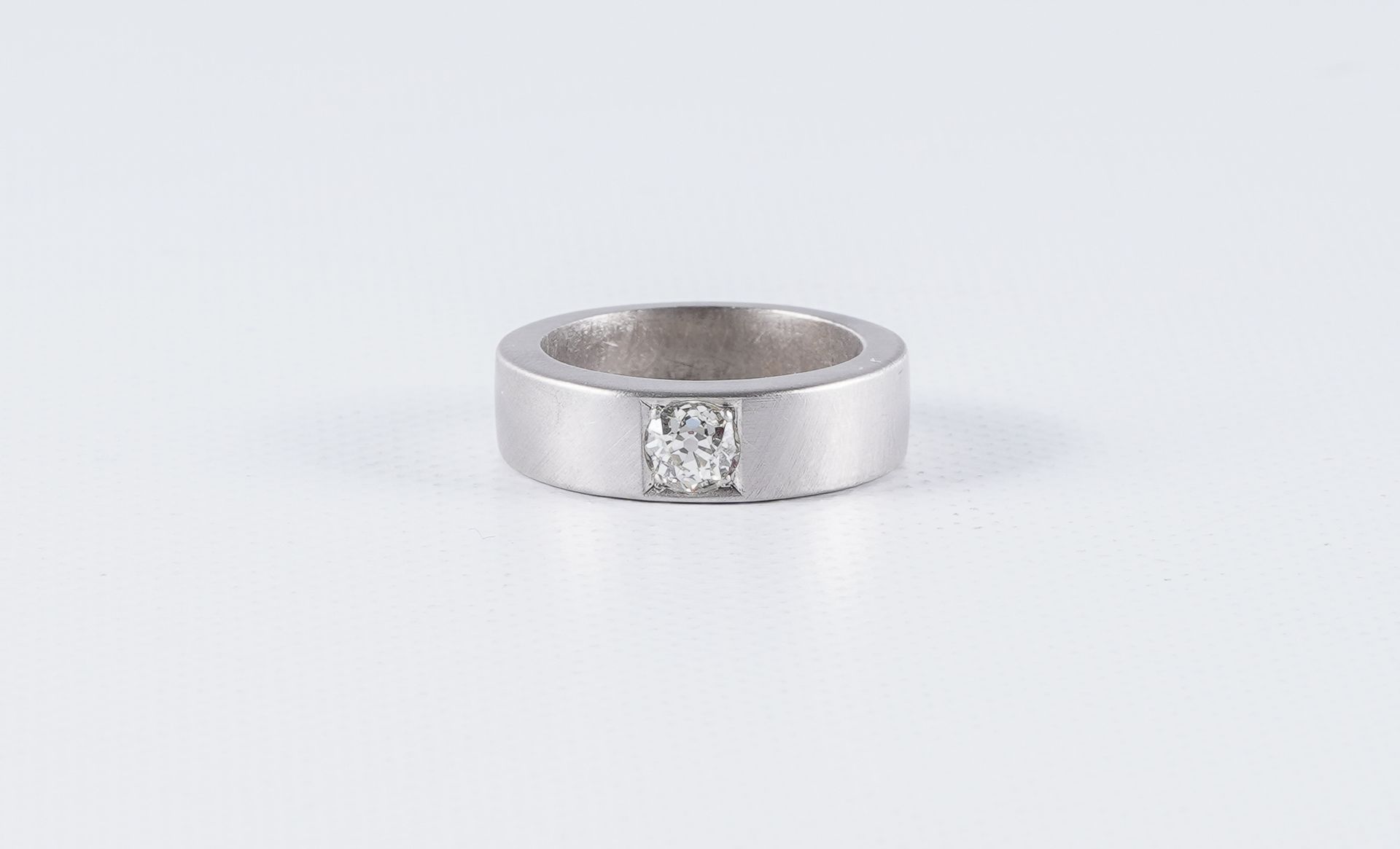 Bague "jonc" en or blanc sertie d'un diamant White gold ring set with an old dia&hellip;