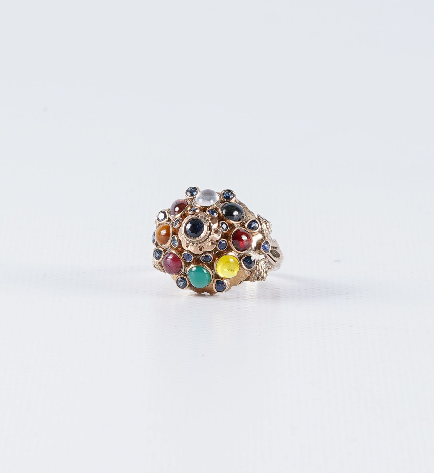 Bague Ring "chapiteau" in 18 ct gold, set with numerous stones, +/- 6,42 gr gros&hellip;