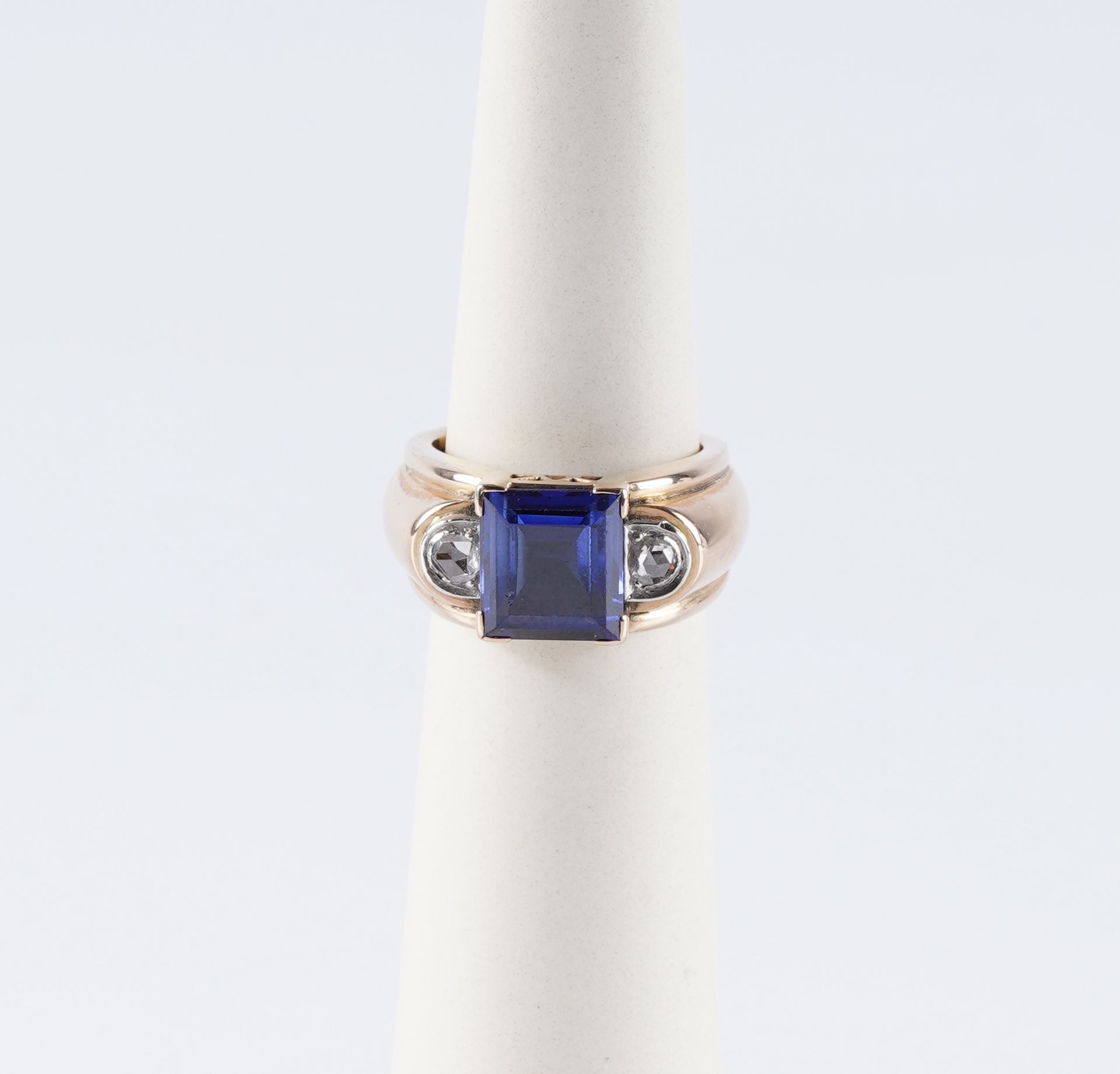 Bague ancienne en or 14ct sertie d'un saphir et diamant 古董14K金戒指，镶嵌着一颗合成蓝宝石和一颗玫瑰&hellip;
