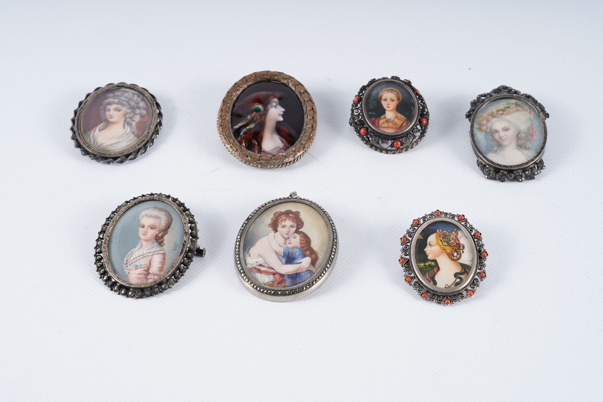 Ensemble de peintures miniatures en broches 7个18世纪的彩绘胸针，大部分表现的是优雅的女士，还有一个带着弗里吉亚的&hellip;