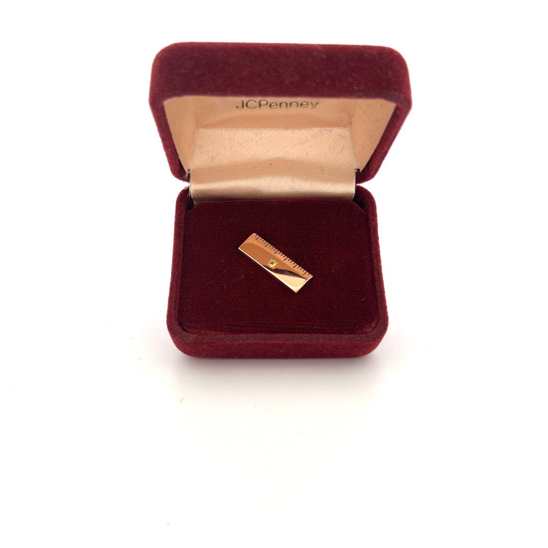 Broche 代表一米的扣眼胸针（针），10克拉黄金，4克装在盒子里