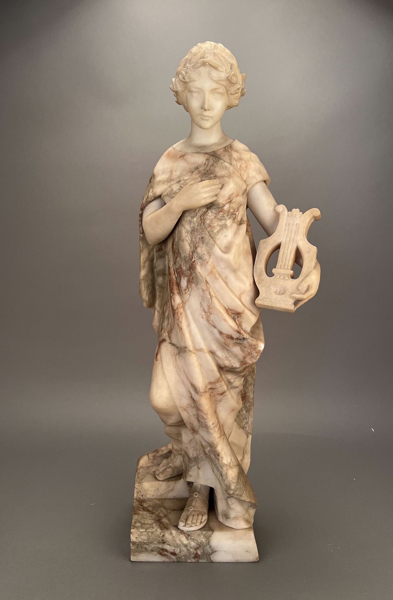 CALENDY Muse jouant de la harpe, sculpture en albâtre et marbre, doigt cassé. H &hellip;