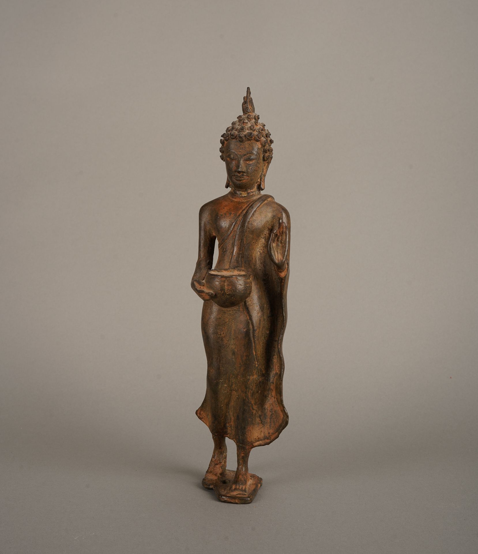 Thaïlande Statuette de Bouddha ou divinité, Thaïlande. H +-29 cm.