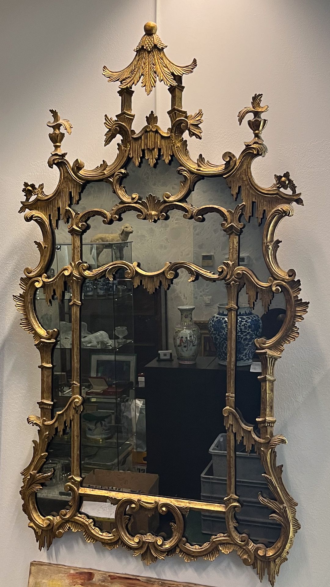 Miroir Grand miroir ancien à "parecloses" à décor de rocaille et de pagode, bois&hellip;