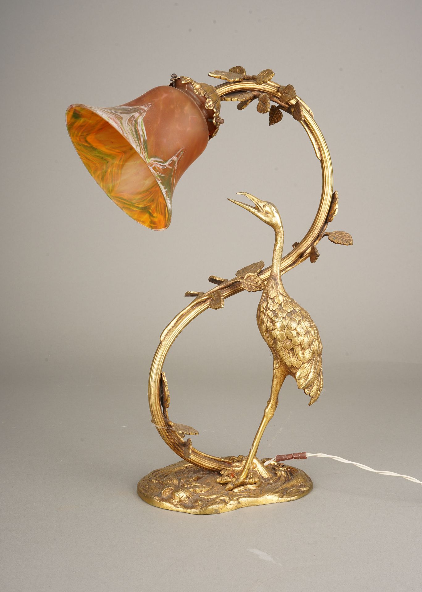 Art nouveau Lampe art nouveau à décor de héron et végétaux, bronze et verre, Mar&hellip;