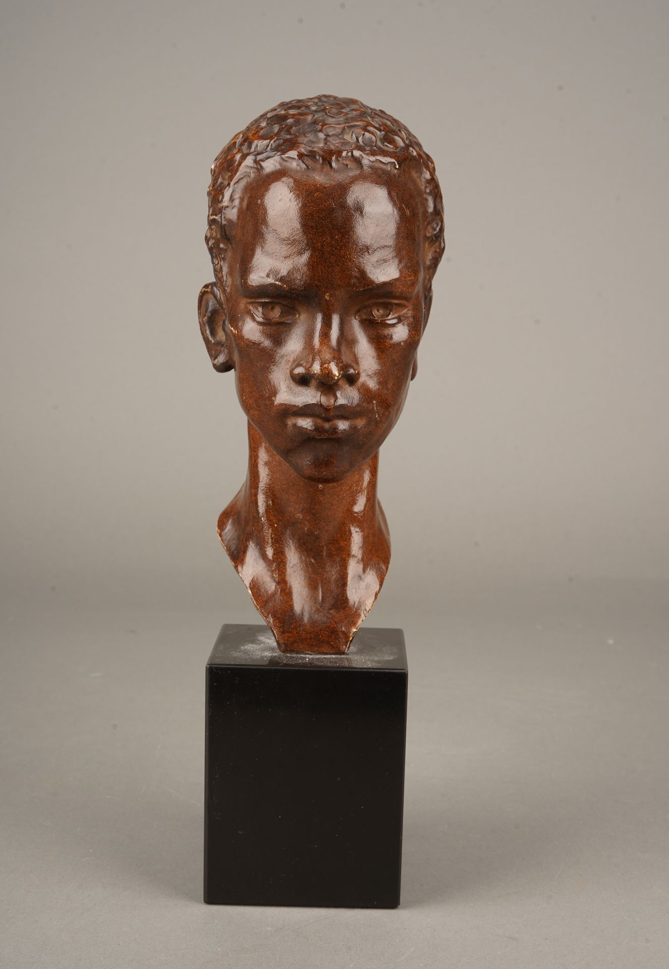 Johannes DOMMISSE (1878-1955) Jeune africain, buste en plâtre, signé sur la base&hellip;