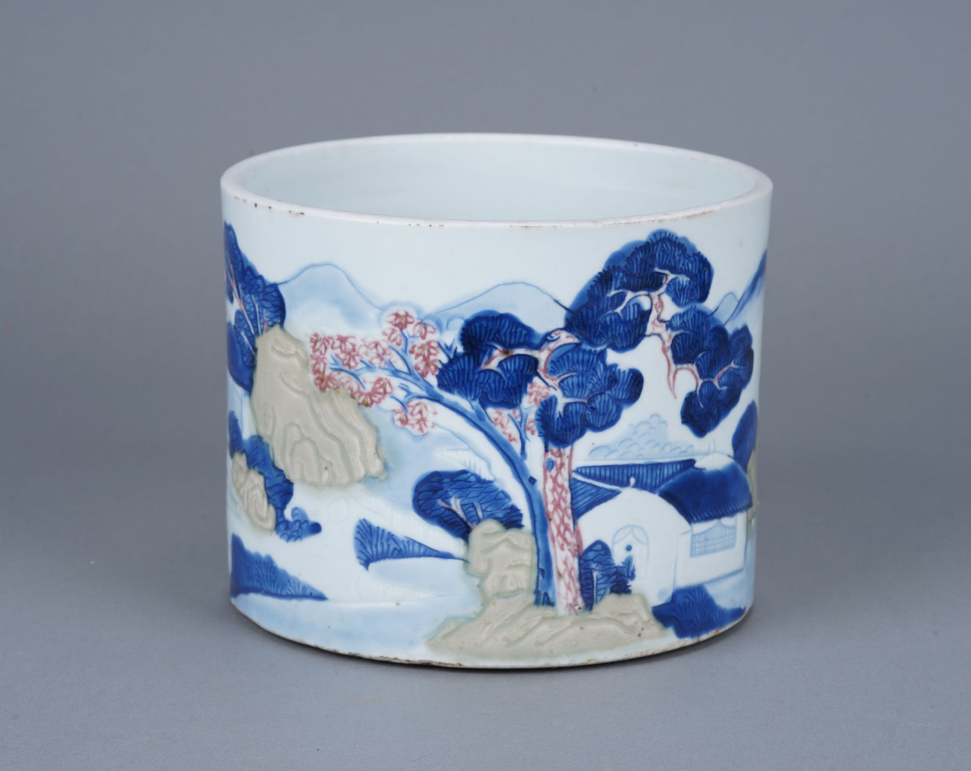 CHINE Grand pot à pinceaux (bitong) en porcelaine de Chine à décor de montagne 
&hellip;
