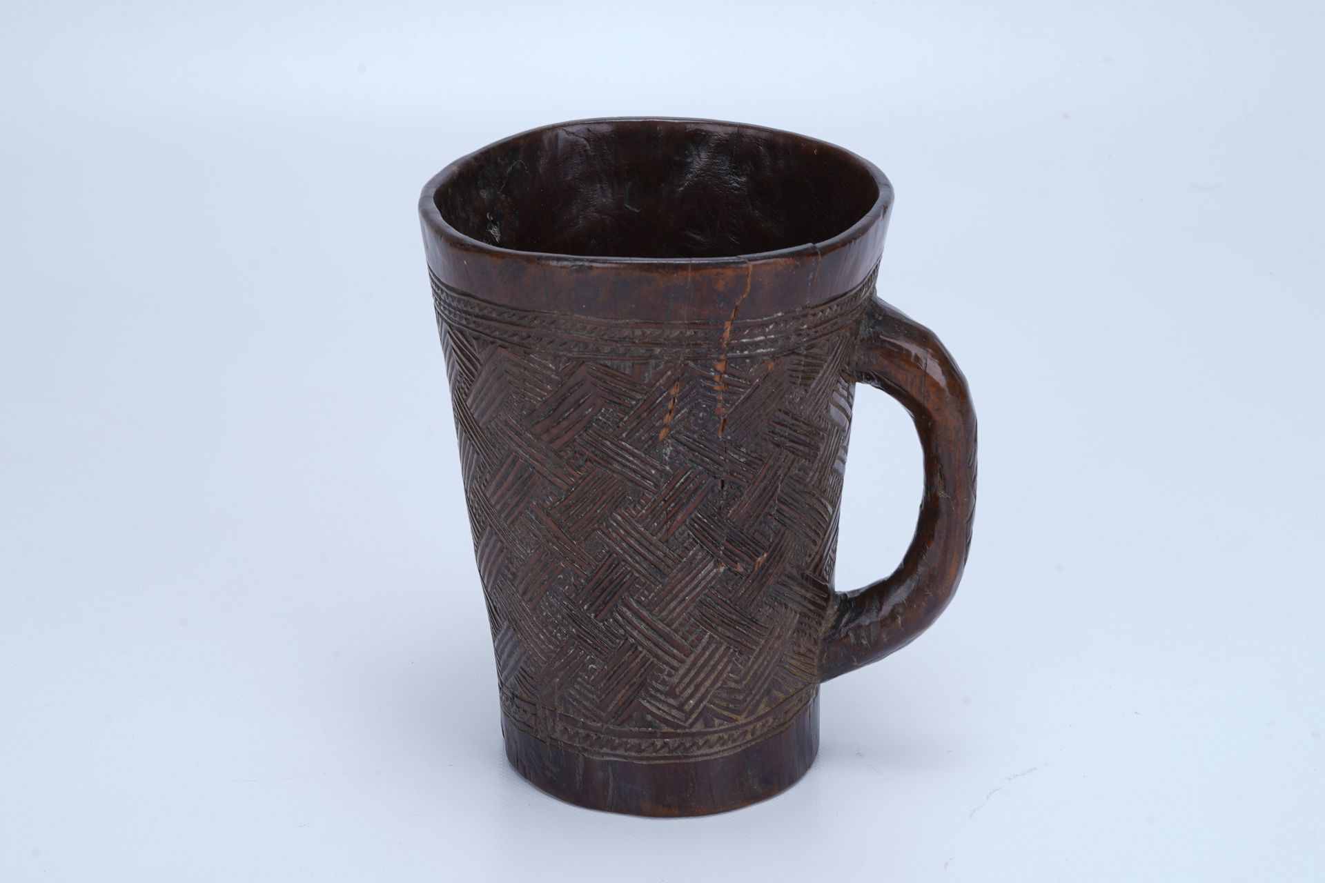 Kuba, Congo RDC Kuba cup, wood carved with geometric motifs, H 17.4cm (Congo, Za&hellip;
