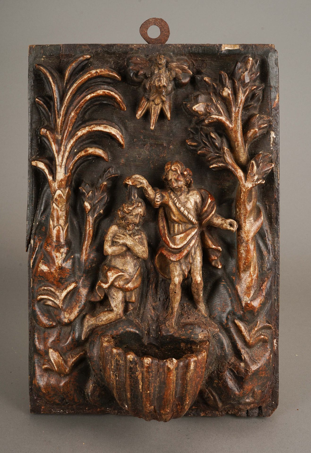 France ou Italie, XVIIIe Bénitier en bois sculpté représentant le baptême du Chr&hellip;