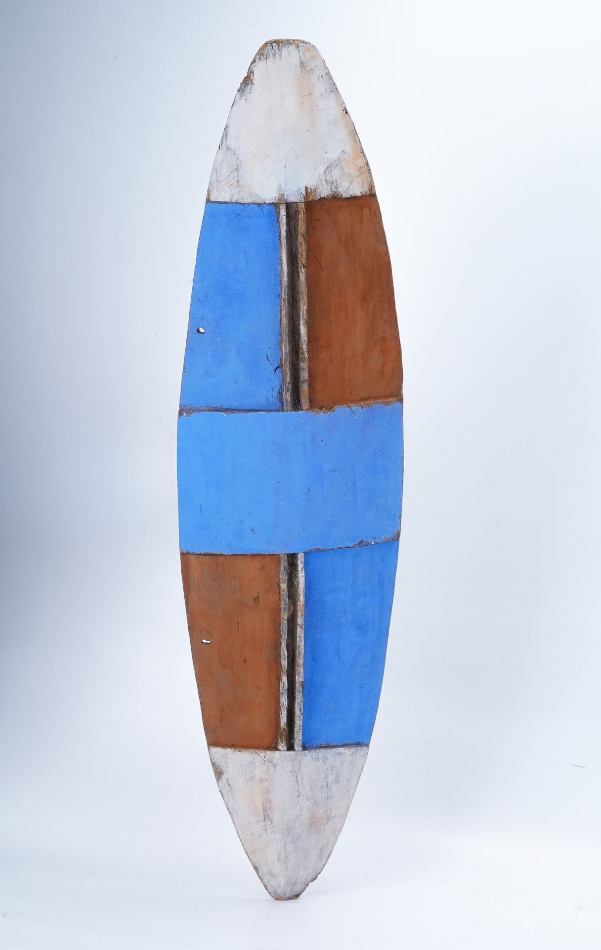 Mongo, (RDC) Congo Grand bouclier en bois sculpté de motifs géométriques et divi&hellip;