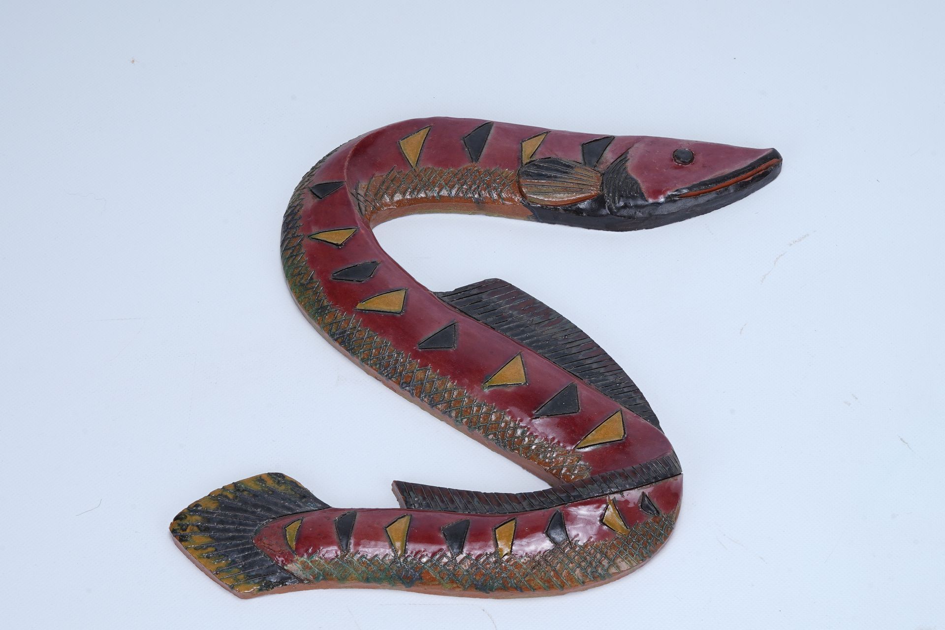MOKENGO E Sans titre, (Le poisson), sculpture en terre cuite peinte, signé au do&hellip;