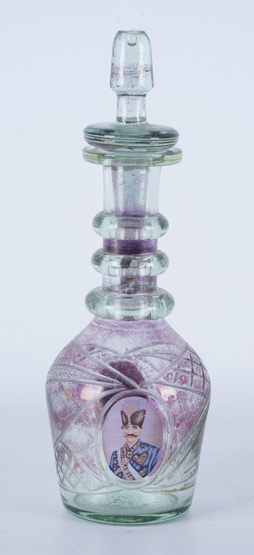 Iran - XIXe Carafe en verre taillé à la meule et annelée, décorée d'un médaillon&hellip;