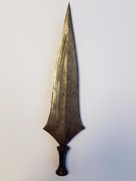 Null Congo, Tetela, couteau, lame en losange, belle ciselure , 48cm, fin XIXe dé&hellip;