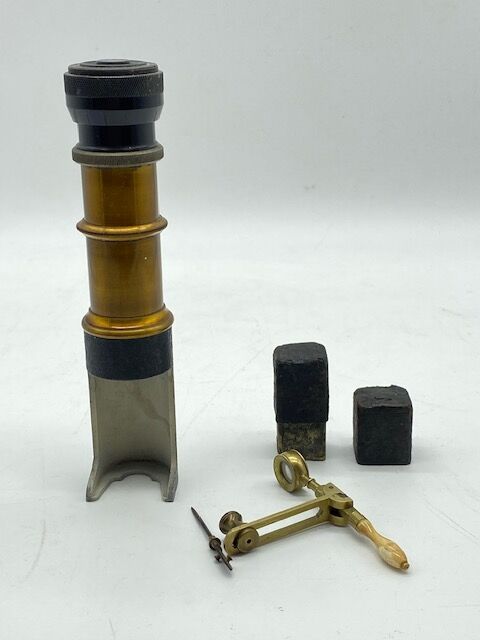 Null - Monoculaire en cuivre et métal. XIXe siècle. Haut : 16cm

- Microscope si&hellip;