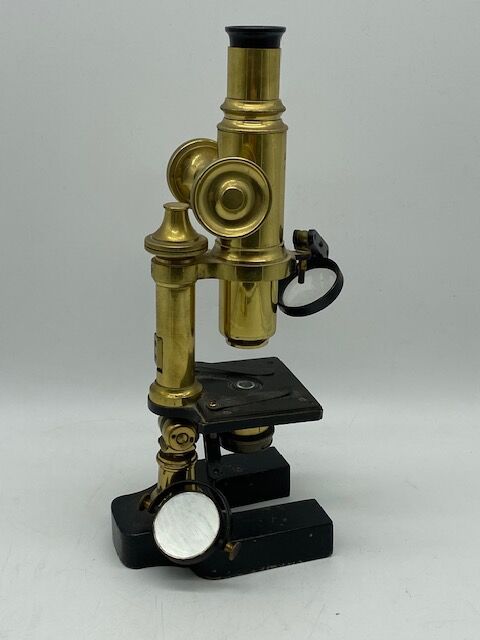 Null Microscope en laiton et cuivre

Marqué : "Chaumette, 14 rue Pasteur à Paris&hellip;
