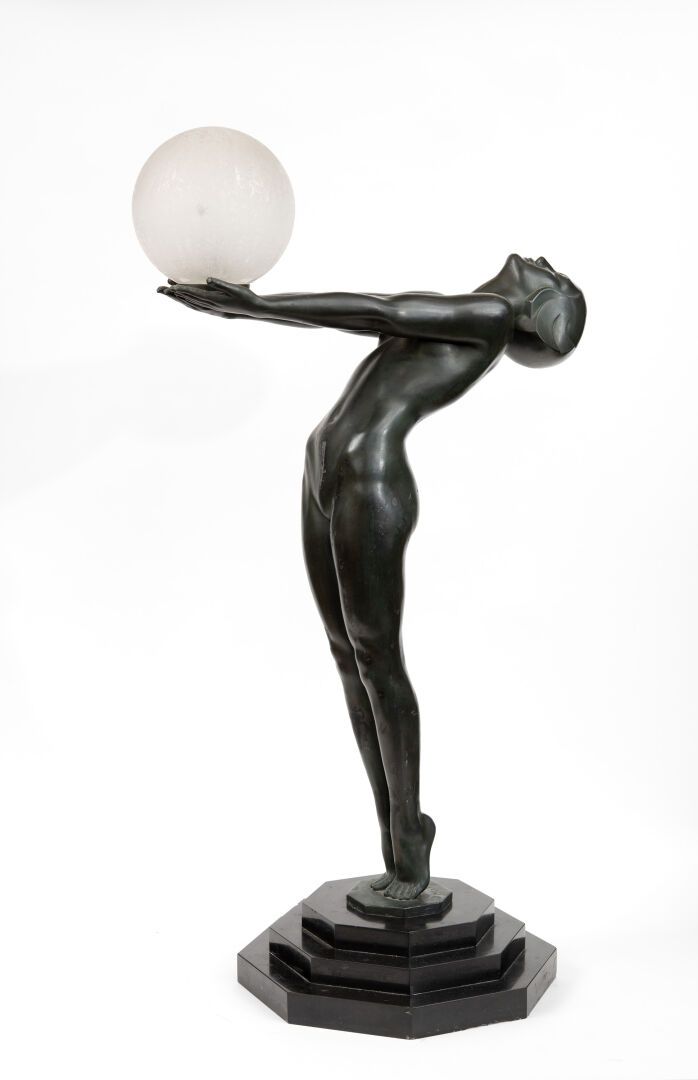 Null Max LEVERRIER (1891-1973)重要的灯具模型Clarté (1928)，金属材质，有绿色铜锈（有些磨损）。

磨砂玻璃球，黑色大理&hellip;