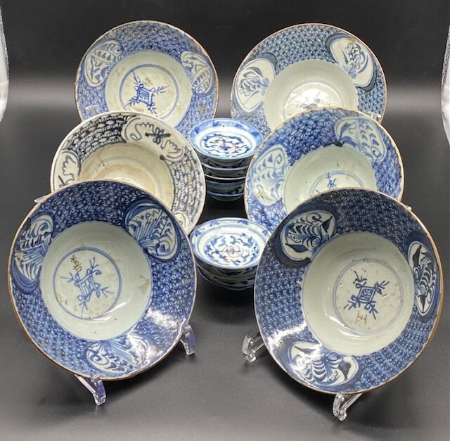 Null 六个白色和蓝色的瓷碗。附有八个白色和蓝色的瓷碗。

中国，1900年期间